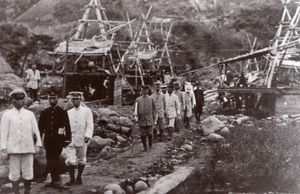 건설 현장을 시찰하는 고토 신페이 철도원 총재. (왼쪽에서 4번째)