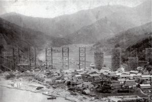 바다 쪽에서 본 트러스 구성 작업 현장