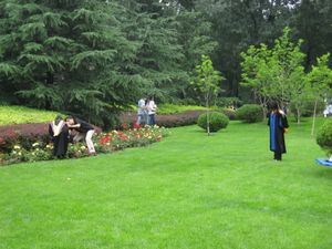 베이징 항공항천대학 주변의 녹지 환경에 있는 학생들