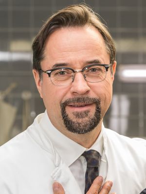 얀 요제프 리페르스는 2019년 "카를 프리드리히 보르네 교수" 역을 맡았다.