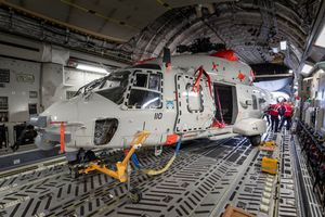 수송을 위해 C-17 내부에 있는 NH90, 2020
