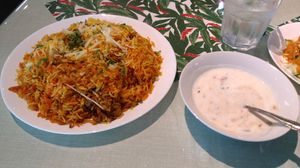 파키스탄 요리의 비르야니와 함께 제공되는 라이타