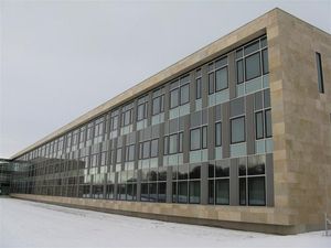 웨스트 로디언 시빅 센터는 지방 의회와 정부, 지역 법원 및 경찰 서비스를 위한 사무실을 제공한다.