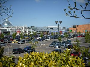 더 센터(The Centre, 중앙 및 오른쪽)와 리빙스턴 디자이너 아울렛(Livingston Designer Outlet, 왼쪽)