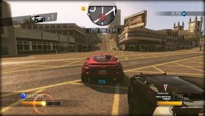 폰티악 솔스티스를 몰고 경찰로부터 도주하는 플레이어를 묘사하는 게임 플레이 스크린샷(Xbox 360 버전). 시리즈 최초로, 게임은 라이선스 차량을 특징으로 한다.