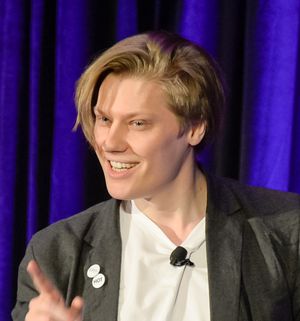 게임 디자이너 피오트르 이와니츠키가 2016년 게임 개발자 컨퍼런스(GDC)에서 슈퍼핫의 개발에 대해 발표하고 있다.