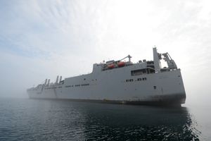 군사 해상 수송 사령부의 대형 중속 롤온/롤오프 선박 USNS 레드 클라우드(T-AKR 313)가 대한민국 안면 해변에서 열린 연합 합동 해안 양륙 훈련(CJLOTS) 2015에 참가하고 있다.