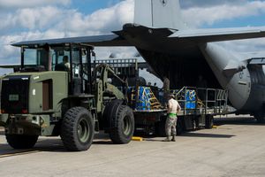 웨스트버지니아 공군 방위군의 C-130 허큘리스가 2015년 10월 28일 훈련 중 캠프 셸비 합동 훈련 센터에서 화물을 하역할 준비를 하고 있다.