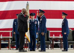 랜달 리드(가운데 오른쪽, 경례) 장군이 2024년 10월 4일 미국 수송사령부의 지휘권을 인수했다.