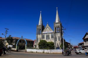 따웅지의 성 요셉 대성당은 따웅지 대교구의 본부 역할을 한다.