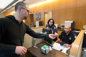 캐나다 국경 서비스청과 미국 관세국경보호청 요원들이 신분증을 검토하고 있다. 국경을 넘기 위해서는 유효한 신분증이 필요하다.