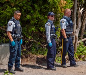 2017년 8월 로크샘 로드에서 이주민들의 국경 통과를 기다리는 캐나다 왕립 기마 경찰 대원들