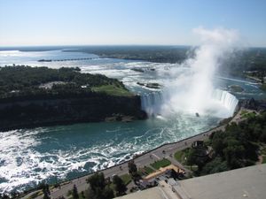 호스슈 폭포와 나이아가라 강은 온타리오주와 뉴욕주의 경계를 표시합니다. 호수와 수로는 미국과의 온타리오주 경계의 대부분을 구성합니다.