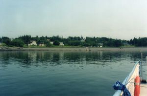 캠포벨로 섬은 캐나다의 실질적인 월경지이며, 본토로의 육상 접근은 메인 주로만 가능하다.