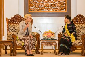 2018년 미얀마 국가 고문 아웅 산 수 치와 만나는 카흐