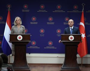 튀르키예의 메블뤼트 차우쇼을루 외무장관과 함께 (2021년)