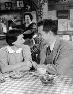 1954년 포드 극장에서 테레사 라이트와 함께 출연한 팍스, The Happiest Day에서.