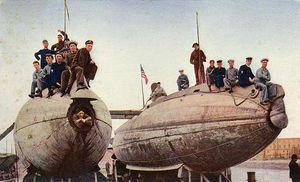 USS Porpoise (오른쪽)와 자매함 USS Shark (SS-8)가 1905년 뉴욕에 정박해 있다