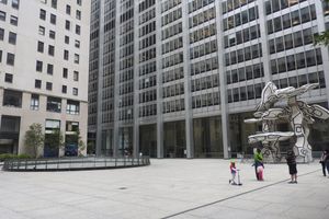 2020년 코로나19 대유행 기간 동안 거의 비어 있는 28 리버티 스트리트의 플라자