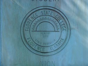 길로 대학교 센터 경계의 석조물에 표시된 Florence State College의 봉인