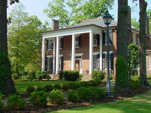 코비 홀에는 대학교 입학처가 있다.