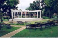 노스앨라배마 대학교의 가장 눈에 띄는 랜드마크 중 하나인 기념 원형 극장. 대학교 잔디 광장의 중심지이자 응원 행사, 강연, 라이브 공연이 열리는 장소이다.