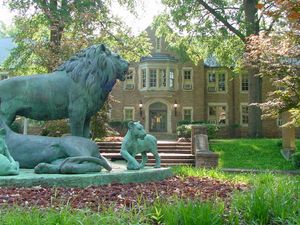 윌링햄 홀은 1930년대 노동 진흥국(Works Projects Administration)이 건설한 여러 건물 중 하나이다.