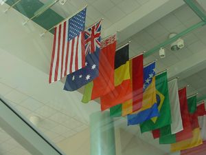 길로 대학교 센터의 아트리움에 위치한 국기 광장은 UNA의 다양한 학생 구성을 상징한다.