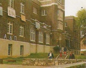 1978년경의 오닐 홀. 과거 기숙사였던 이 건물은 '벽돌집'으로도 알려졌으며, 노스앨라배마 대학교의 초기 그리스 단체들이 이곳에 둥지를 틀었다. 창문 아래에서 그리스 문자가 뚜렷하게 보인다. 시간이 지나면서 대부분의 남학생 사교 클럽들은 교외에 별도의 건물을 마련했고, 여학생 사교 클럽들은 1980년대에 이 건물이 길로 대학교 센터를 짓기 위해 철거될 때까지 이곳에 남았다.