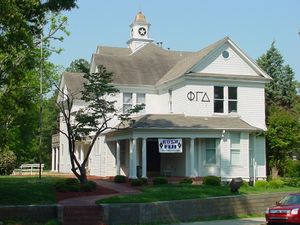 UNA 캠퍼스에서 다른 어떤 하우스보다 더 오랫동안 프래터니티 하우스로 기능해 온 파이 감마 델타 하우스