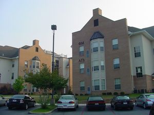 UNA의 팬헬레닉 레지던스는 애플비 이스트 및 웨스트 홀에 위치해 있다.