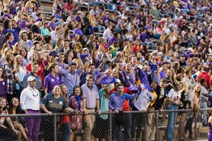 브래일리 시립 경기장에서 응원하는 팬들