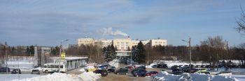 중앙 뒤편은 "이스토크" 건물. 왼쪽에는 모스크바 방면으로 가는 프랴지노 여객역이 있으며, 그 뒤로 눈 덮인 류보세예프카 강의 저수지가 있다