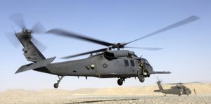 HH-60 페이브 호크가 착륙하고 육군 UH-60 블랙호크가 2009년 아프가니스탄에서 환자를 픽업할 준비를 하고 있다.