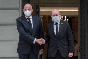 르 드리앙과 그리스 외무장관 니코스 덴디아스, 2021