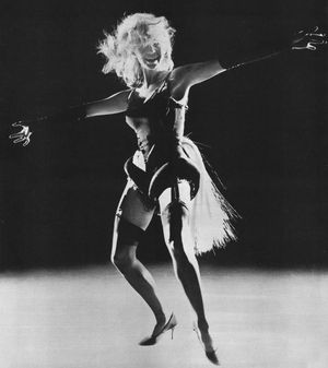 살로메 젠스는 오프브로드웨이 연극 The Balcony에 출연했다.