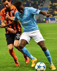 코나테가 말뫼 FF의 UEFA 챔피언스 리그 경기에서 샤흐타르 도네츠크의 다리오 스르나로부터 공을 지키려 하고 있다.