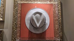 마이클 잭슨이 "Smooth Criminal" 공연 시 착용한 페도라, 니스의 하드 록 카페에 전시됨