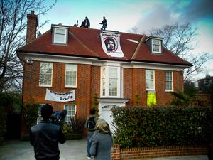 세이프 알-이슬람 카다피의 런던 주택이 항의자들에 의해 점거되었다.