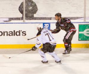 2014년 3월 2014 NHL 스타디움 시리즈에서 예브게니 말킨을 상대로 플레이하는 시브룩 (오른쪽)