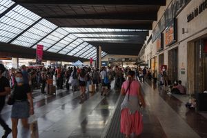 철도역 내부, 왼쪽의 선로 입구가 있는 종착역의 대합실