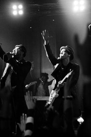 로렌스(왼쪽)와 마스(오른쪽)는 2009년에 이 곡의 멜로디를 개발했다.