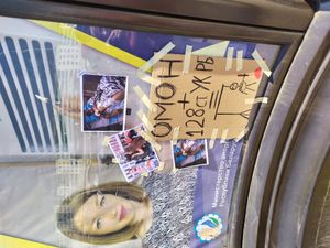 타라이코프스키 사망 장소에 설치된 임시 추모 게시판. OMON 요원이 피 묻은 곤봉을 들고 있는 모습 등을 묘사하고 있다.