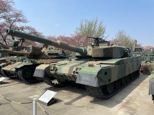 육상자위대 홍보 센터에 전시된 90식 전차의 두 번째 시제품. 이는 재팬 스틸 웍스 120mm 주포를 탑재한 마지막 시제품이었으며, 이후 시제품 (이후 정식 생산)에서는 라인메탈 120mm 주포를 사용했다.