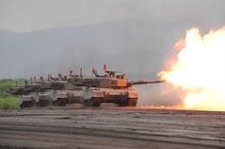 행진 중 사격을 하는 90식 전차
