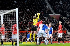 쿠슈차크가 2009년 2월 21일 블랙번 로버스와의 홈 경기에서 2-1로 승리하며 공을 펀칭하는 모습