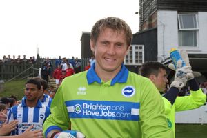 젊은 미소를 짓는 백인 남성이 경기장에 들어선다