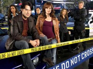 스탠드 오프 출연진 (왼쪽부터): 셰릴 카레라 (지나 토레스), 맷 플래너리 (론 리빙스턴), 더프 곤잘레스 (호세 파블로 칸틸로), 에밀리 레먼 (로즈마리 드윗), 리아 마더스 (라켈 알레시), 프랭크 로저스 (마이클 커들리츠)