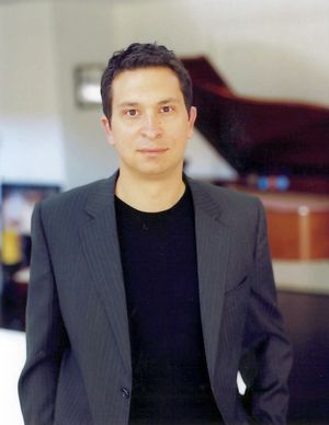 제임스 둘리는 옵세스의 음악을 작곡했다.