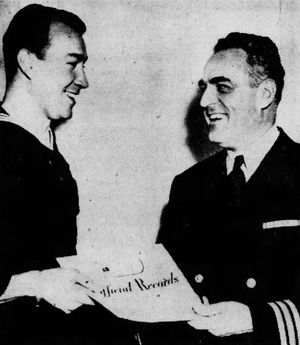 1946년 스튜어트휴스턴, 해군 사령관 루이스 A. 페이로부터 명예 제대를 받는 모습